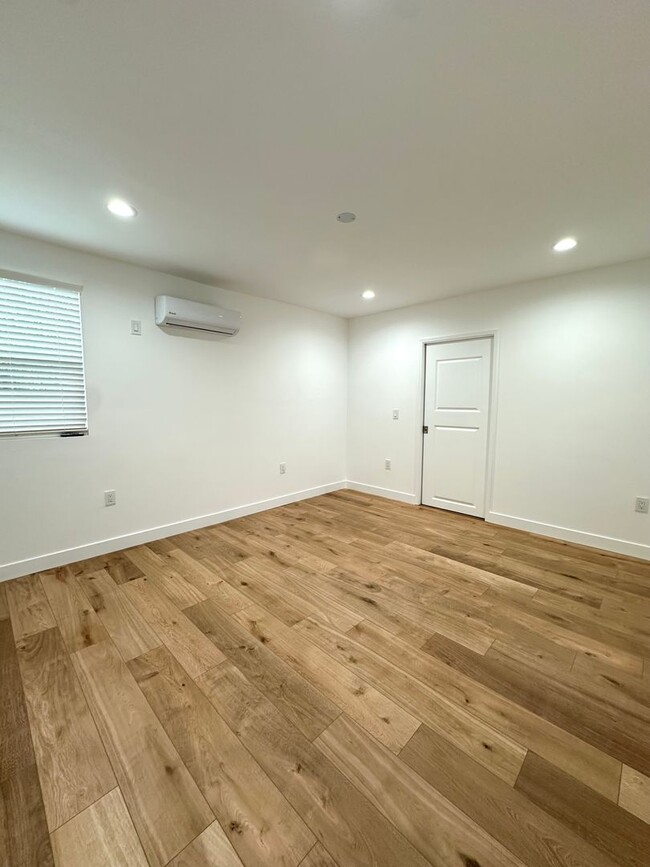 Building Photo - Fully Remodeled 2 Bedroom Home with Large ...