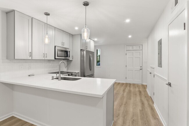 Building Photo - Brand New 2BD/1.5BA Only 1/2 Block Off St Charles Ave