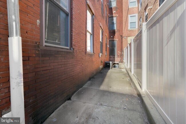 Building Photo - 1704 W Girard Ave