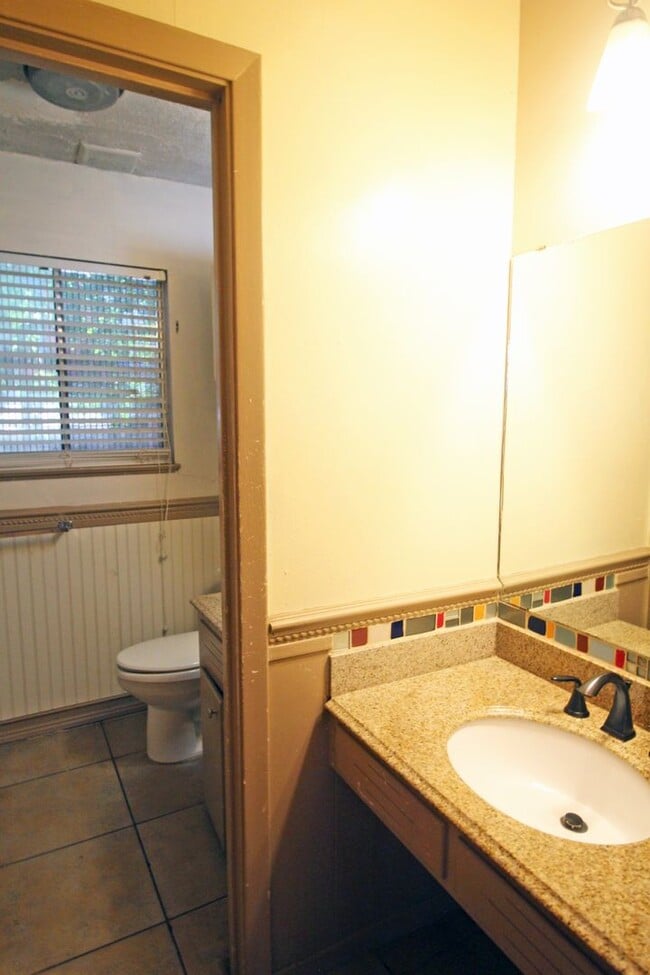 Building Photo - 5Bed/2.5bath with two kitchens, fenced yar...