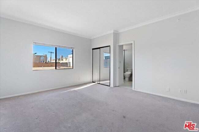 Building Photo - 11827 Goshen Ave