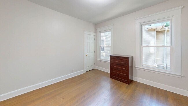 Building Photo - Modern 3BD Near Yale New Haven Hospital!