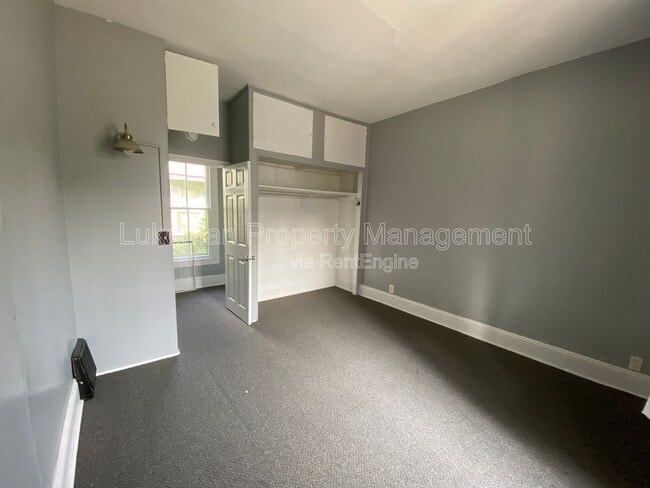 Building Photo - 827 W Cedar St