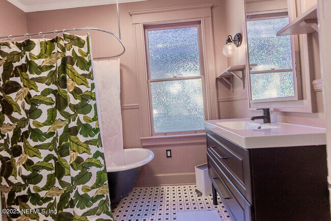 Building Photo - 1838 Silver St