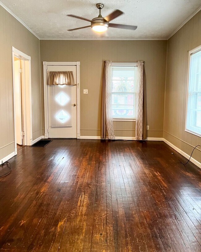 Building Photo - Charming 3-Bedroom Home with Garage & Fenced Yard!