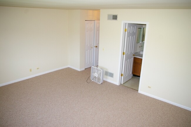 Building Photo - 315 Creekside Dr