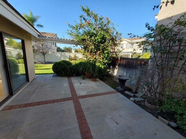 Building Photo - Beautiful Woodbridge/Lakeside Home for Lease!