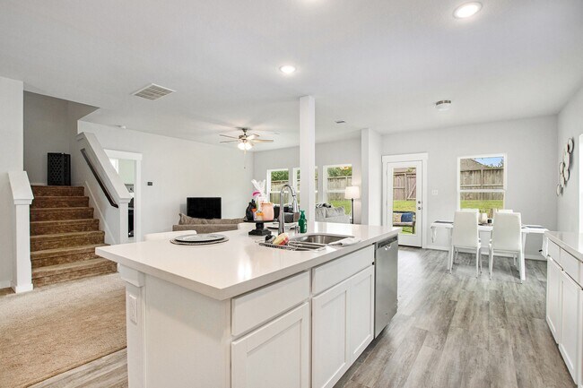 Building Photo - 40557 Mostyn Lake Dr