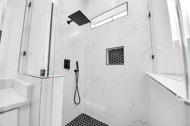 Building Photo - 3308 Hardy St