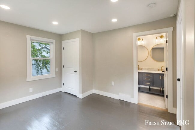 Building Photo - Modern Charm & Fresh Renovation Near River...