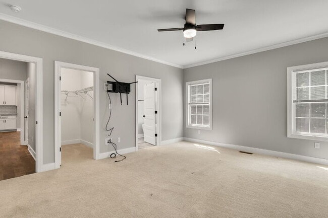 Building Photo - Beautiful Rental in The Highlands – Spacio...