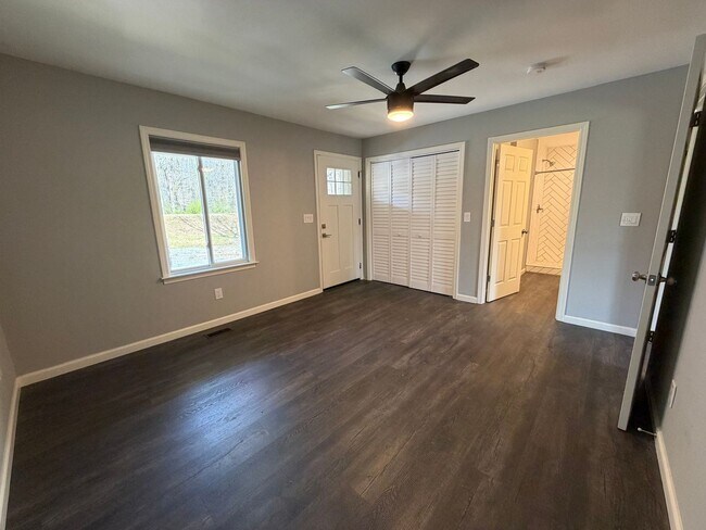 Building Photo - Charming 4/2.5 House in Armuchee- $1,995