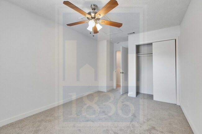 Building Photo - 907 E Oltorf St