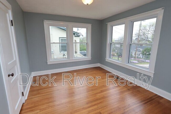 Building Photo - 504 W 6th St