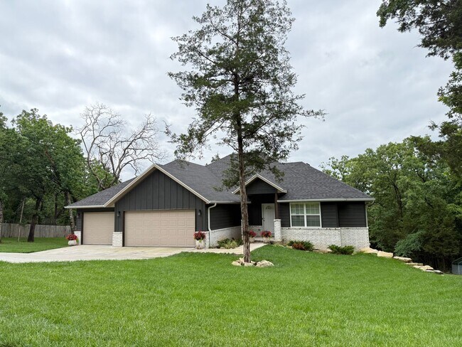 Building Photo - ****MOVE-IN SPECIAL**** Gorgeous 4Bedroom ...