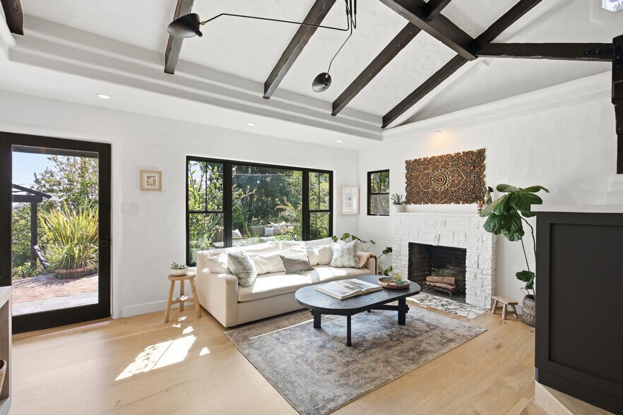 Building Photo - 8555 Walnut Dr