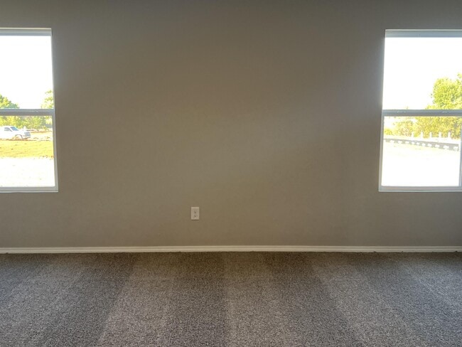 Building Photo - 561 SE 3rd Ter