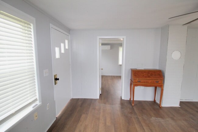 Building Photo - Larger Renovated 2 Bed / 1 Bath Apartment ...