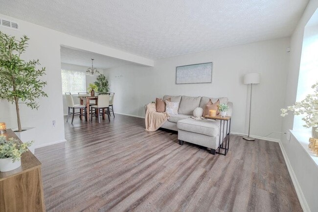 Building Photo - 2073 Raintree Pl