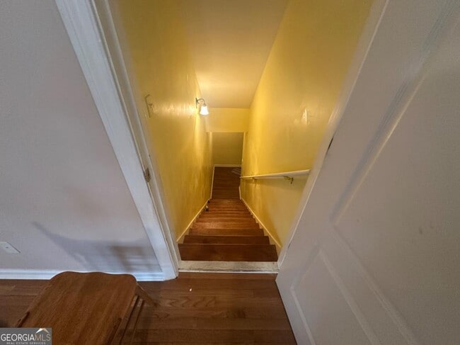 Building Photo - 61 Longwood Ct