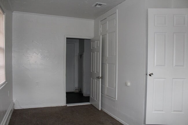 Building Photo - 3800 Woodside Dr