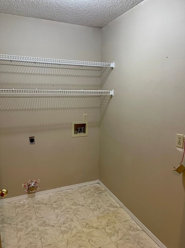 Building Photo - Beautiful 2 story, 5 bedroom, 3 bath home available NOW!