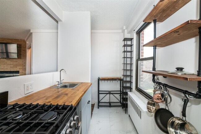 Building Photo - 161 Pearsall Dr