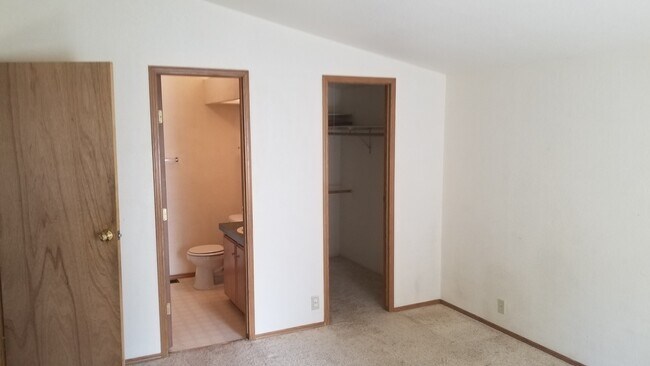 Building Photo - VIDEOTOUR: Awesome Location! Beautiful Ponderosa Pines, Minutes To Bend! PETS WELCOME