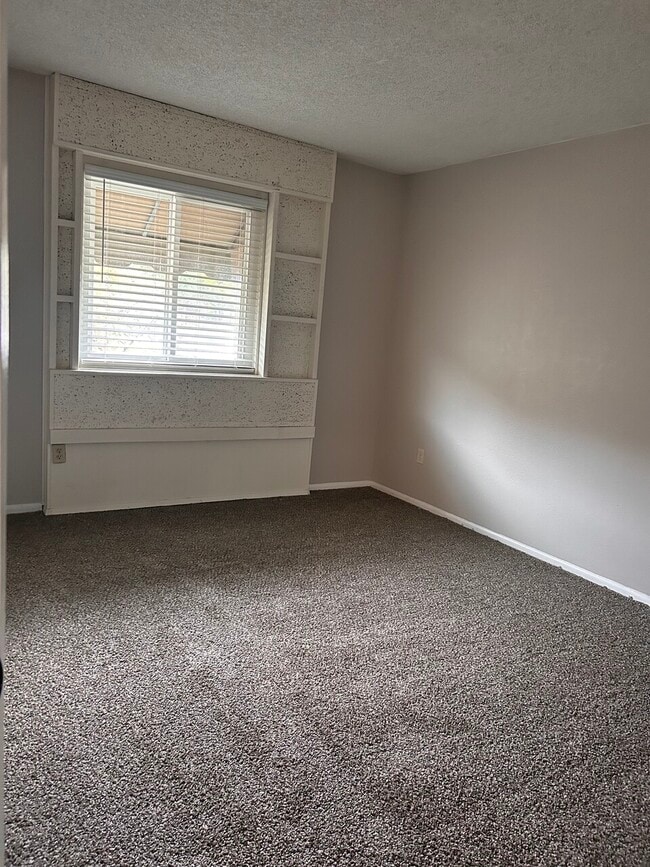 Building Photo - 729 E Cochise Dr