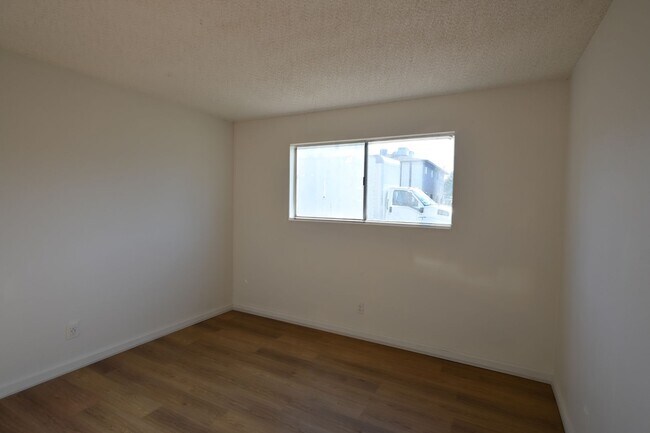 Building Photo - 2 Bedroom Apartment -Las Vegas -NO PETS -1...