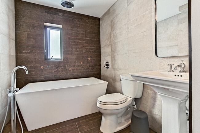 Building Photo - 1955 NE 4th St