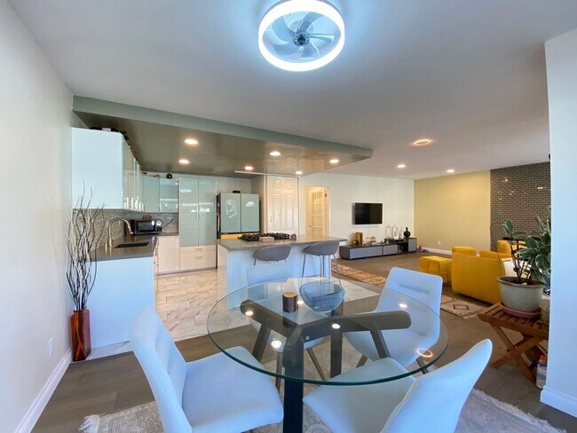 Building Photo - Stunning 3-bedroom, 2-bathroom coastal condo with Modern Custom Upgrades!
