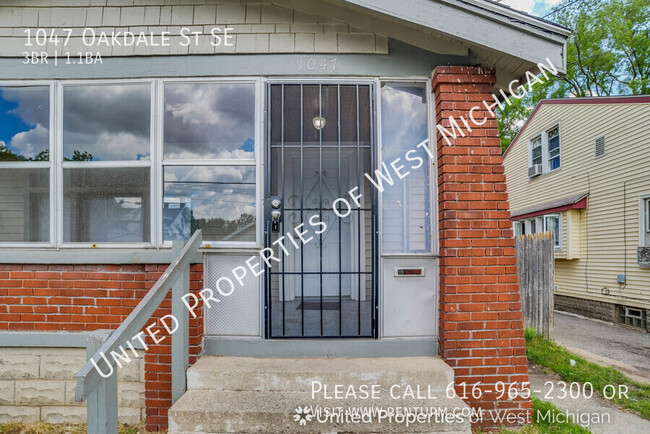 Building Photo - Available Now | 3 Bedroom, 1.5 Bath Single...