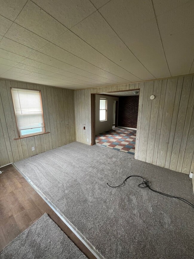 Building Photo - 6-Bedroom Home with Tons of Space!
