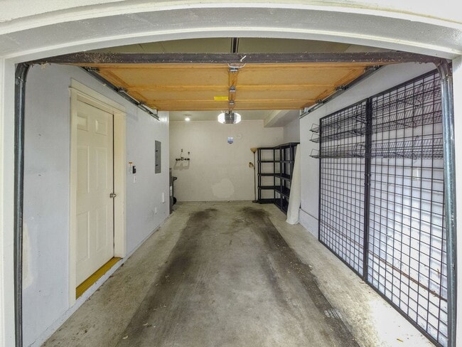 Building Photo - Comfortable 3-Bed End Unit Townhome Near F...