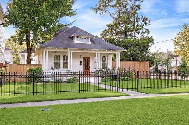 Building Photo - 1847 Cortlandt St