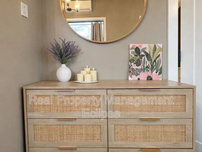 Building Photo - 2528 27th Ave W