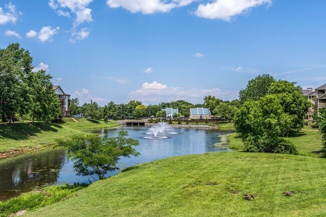 Building Photo - Awesome 2BE/2BA condo in Green Hills!