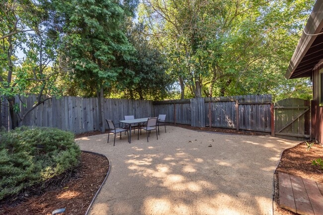 Building Photo - 2 bed 1 bath home w/ garage and yard, biking distance to UC Davis campus and downtown