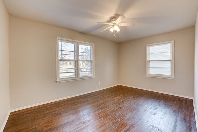 Building Photo - 4 Bed | 2 Bath in Midtown!