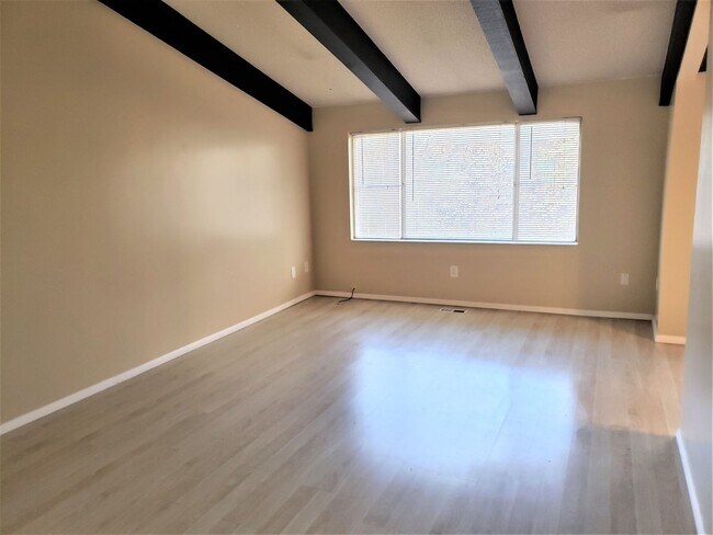 Building Photo - 3 Weeks Rent Free! 2 Bed 1 Bath Condo for ...