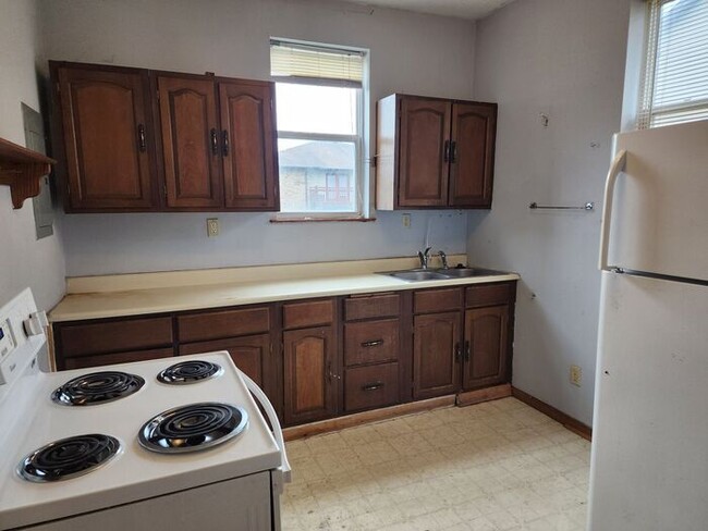 Building Photo - 2 Bedroom Close To ISU and Union Hospital