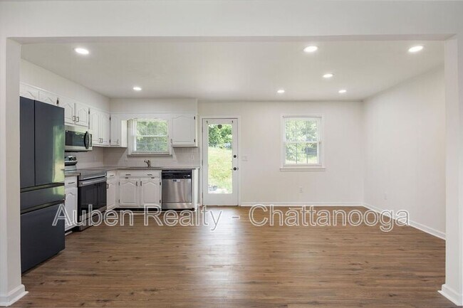 Building Photo - 4015 Shady Oak Dr