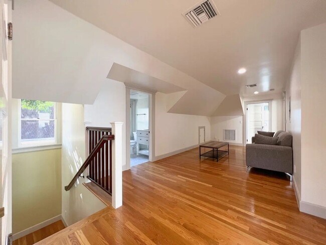 Building Photo - 929 W 23rd St