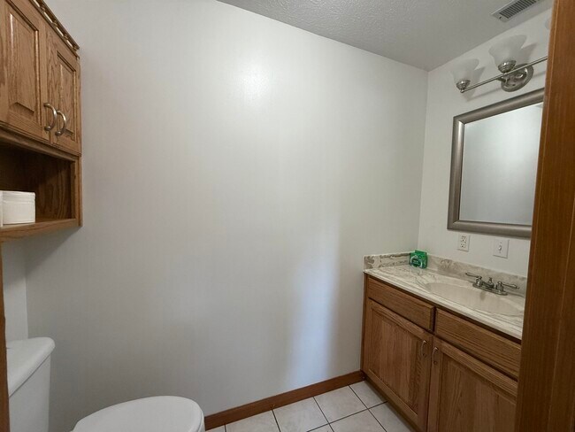 Building Photo - 20 N Lakeshore Dr