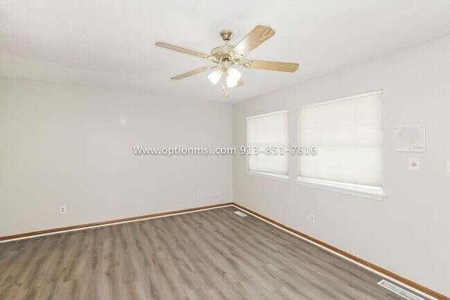 Building Photo - Towers 120- Spacious towhnhome!