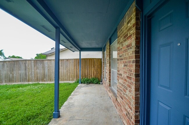 Building Photo - Property available in Old River Manor