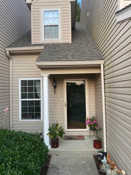 Building Photo - 4150 Roth Farm Village Cir