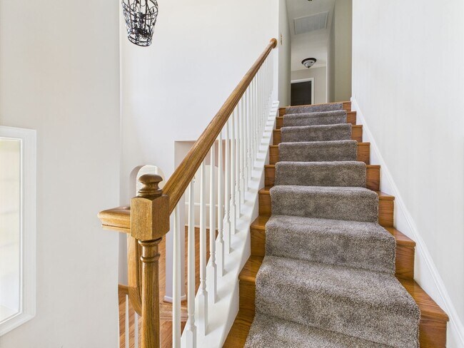 Building Photo - Charming 5-Bedroom 2.5 Bathroom Home locat...