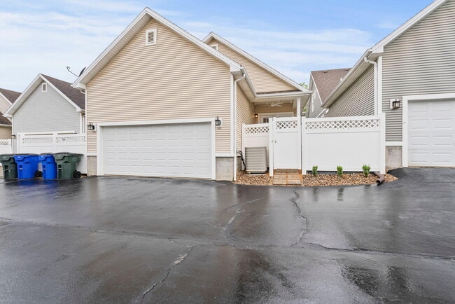 Building Photo - 160 Towne Center Dr